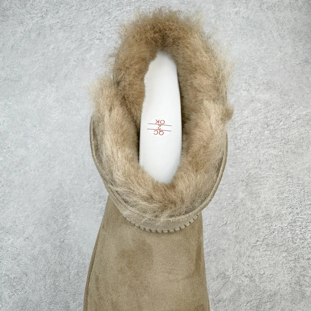 Pick up locally💰520 UGG 6422 Classic wooden buckle autumn and winter sheep fur integrated snow boots. All shoes are made from the same factory as ZP. Longfeng A-grade Australian imported sheep fur integrated women's boots. Brand OEM production line. Fully follow the ZP process. OEM original pattern maker. Adhering to the principle of no original shoes and no development selection. Pay attention to every detail. The most authentic version on the market. TREADLITE "Light Wing" technology outsole. Lightweight/durable/flexible/pile size: 35 36 37 38 39 40 Coding: by2936090
